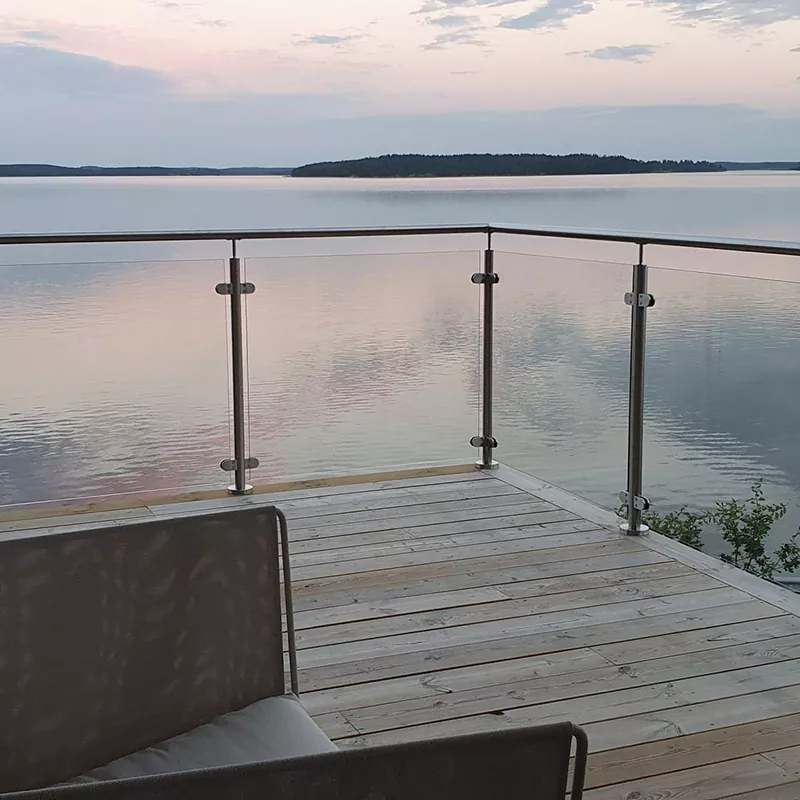 유리 난간이 현대 공간의 안전과 디자인을 어떻게 향상시키는가?