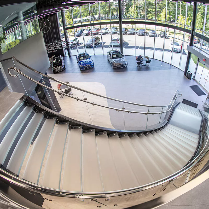 유리 난간은 현대 건축과 안전을 어떻게 변화시키고 있습니까?