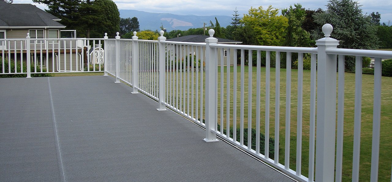 장기적인 성능을 위해 금속 난간을 올바르게 청소하는 방법은 무엇입니까?