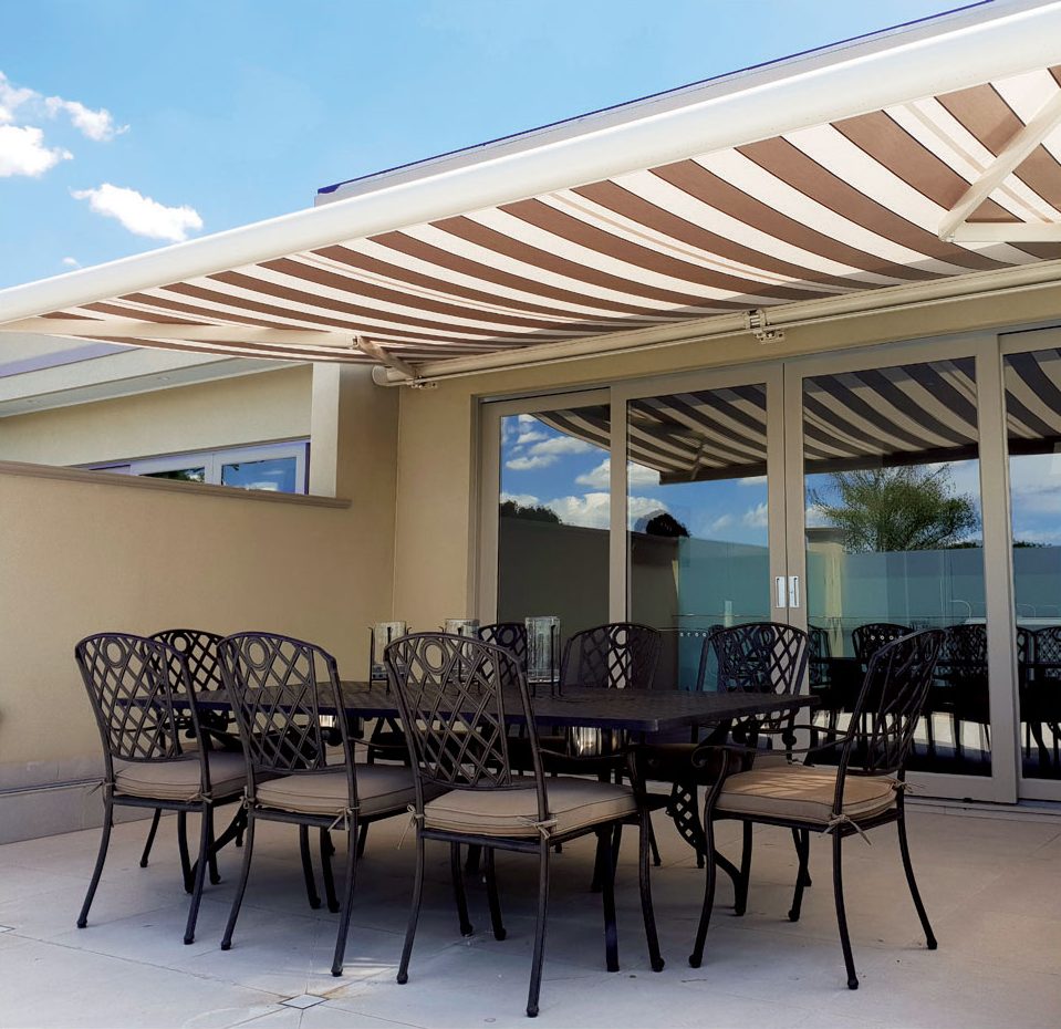 개방형 카세트 어닝과 폐쇄형 카세트 어닝의 차이점은 무엇입니까?