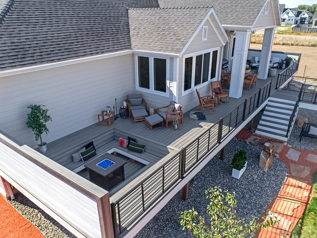 데크 난간을 청소하고 유지 관리하는 방법은 무엇입니까?