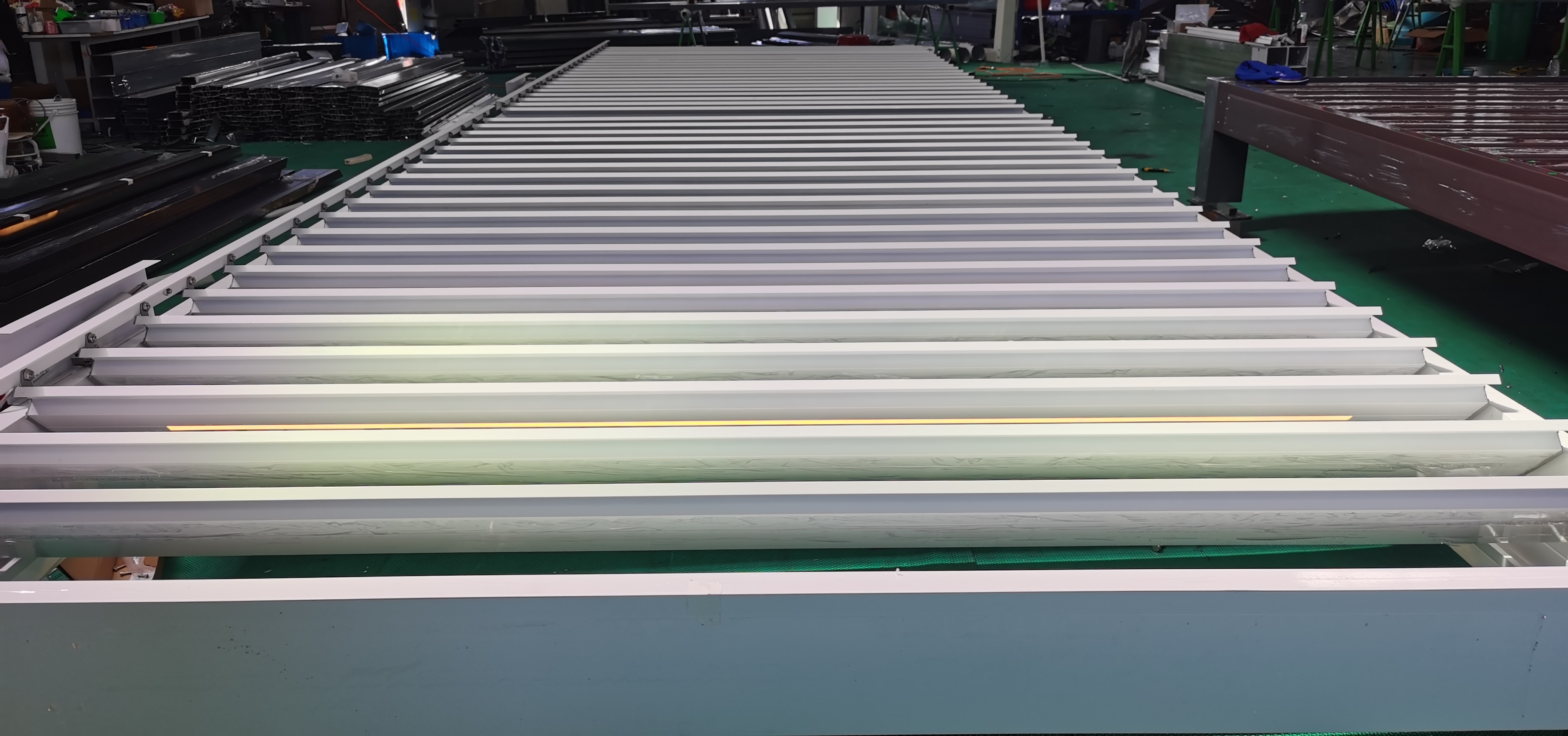 맞춤형 전기 알루미늄 Louvered Pergola가 스페인으로 성공적으로 배송되었습니다.